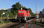 DB Cargo 294 703 setzt im Übergabebahnhof des Hafens Köln-Deutz um, damit sie Wagen in den Gleisanschluss  des Kunden Theo Steil schieben kann.