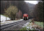 DB 294952-2 hat am 11.03.2019 um 12.11 Uhr den Steigungsbereich der Werksbahn nach Georgsmarienhütte am Augustaschacht erklommen und nähert sich dem Brechpunkt der Strecke am ehemaligen Bahnhof Patkenhof. An diesem Tag war noch einmal ein kurzer Wintereinbruch zu verzeichnen, der die angrenzende Wiese noch einmal mit leicht mit Schnee bedeckte. Dagegen zeigt der Busch neben der Lok aber bereits erste Frühlings Ansätze.