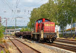 
Die 294 866-9 (98 80 3294 866-9 D-DB) eine remotorisierte V 90 der DB Cargo kommt am 22.06.2019 mit einem leeren Coilzug aus Ferndorf und erreicht bald den Gbf Kreuztal.

Die Lok wurde 1973 bei MaK unter der Fabriknummer 1000641 gebaut und als 290 366-4 geliefert. Die Ausrüstung mit Funkfernsteuerung und Umbezeichnung in 294 366-0 erfolgte 1999, die Remotorisierung mit MTU-Motor 8V 4000 R41 und Umbezeichnung in die heutige Nr. 294 866-9 erfolgte dann 2007.
