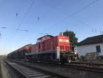 Eine DB Cargo-Lok der Baureihe 294 steht mit Güterwaggons im Hanauer Hauptbahnhof.