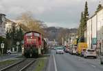 Laut pfeifend und mit maximal 20 km/h fährt 294 671-2 am 12.02.2020 entlang der Kölner Straße mit ihrem Zug nach Ennepetal-Altenvoerde mitten durch Gevelsberg.