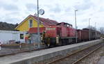 DB 294 661-4 mit einer Übergabe Richtung Traunstein, am 12.02.2020 in Hörpolding.