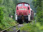 Die Rangierlokomotive 294 649-9 war Ende Juni 2020 mit einem kleinen Güterzug im Hattinger  Grün  auf der Ruhrtahlbahn zu sehen.