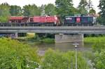 Während Willke  203.501  [92 80 1203 501-2 D-WWL] mit Bauzug auf der Naabbrücke in Schwandorf stand, fuhr 294 xxx dran vorbei.