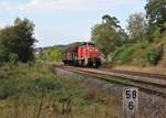 294 738-0 war am 30.09.16 mit einer Übergabe in Kürbitz zu sehen. Hier kann man an dem Km Stein und der Tafel sehen, dass es zwei Strecken sind. Der Zug fährt von Weischlitz  nach Plauen oberer Bahnhof und die Strecke im Vordergrund geht nach Plauen unterer Bahnhof und Gera.