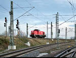 Wenige Minuten später fährt 294 820-6 (294 320-7 | 290 320-1 | DB V 90) über die beiden oberen Gütergleise zurück zur Zugbildungsanlage (ZBA) Halle (Saale).
