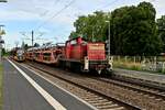 Doppel in Kochendorf,links steht der AVG Triebwagen 942 der als S41 nach Neckarelz unterwegs ist und rechts kommt gerade die 294 887-5 mit einem gemischten Anhang aus dem Audi-Werk gen Bad Friedrichshall Hbf als Übergabe auf dem Richtungsgleis nach Heilbronn daher. 5.6.2021