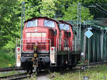 Ein V90-Duo (294 890-9 & 294 792-7) ist hier in Hattingen kurz vor der Eisenbahnbrücke zu sehen.