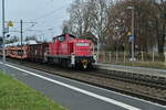 Aus dem Anschlußgleis in Kochendorf ist so eben die 294 825-5 mit einem gemischten Güterzug gen Bad Friedrichshall Hbf fahrend zusehen.