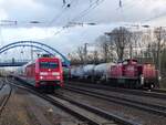 101 063 mit IC Berlin - Amsterdam begegnet 294 571 in Salzbergen, 07.02.2022  Aufnahme vom Ende des Bahnsteigs!