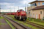 DB Cargo 294 735-6 am 29.04.23 in Hanau Hbf vom Bahnsteig aus fotografiert