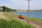 DB 294 605-1 dieselt entlang des Speichersees Niederwartha in Richtung Dresden. (11.05.2023)