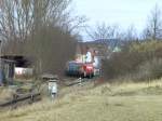 294 898 mit ihrem Gterzug fhrt durch Amberg-Neumhle. (05.02.2008, Strecke Amberg-Schnaittenbach) Das Anschlussgleis links war der ehemalige PA Lagerhaus Amberg