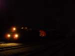 294 765 am 18.03.2008 in Hirschau. Die Bahnhofsbeleuchtung ist schon aus und damit der RB den Weg zur Lok gut sieht hat der Lokfhrer beide Spitzensignale eingeschaltet. (Strecke Amberg-Schnaittenbach)