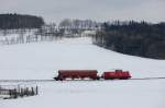 294 587 mit Gterzug unterhalb von Gebenbach. Im Hintergrund ist die Mausbergkirche zu sehen. 24.02.2009 (Strecke Amberg-Schnaittenbach)