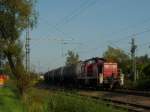 294 721-6 zieht einen Kesselwagenganzzug durch Radolfzell in Richtung Singen/Htw. 19.08.09