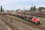 294 576-4 rangiert mit einem Gterzug in Magdeburg-Rothensee. Fotografiert am 26.07.2010 von der Fugngerbrcke am Haltepunkt Magdeburg-Eichenweiler. 