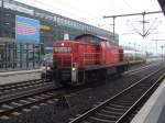 Baureihe 294 847-9 stand im sich auflsenden Morgennebel wegen eines Signalhaltes auf dem Durchfahrtsgleis im Bielefelder Hauptbahnhof. Aufgenommen am 31.08.2010.