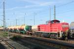 Am frhen Vormittag des 29.06.2011 rangiert DB 294 748-9 einen Gterzug mit russischen Kesselwagen auf dem Bitterfelder Bahnhof. Da die russischen Wagen eine Klauenkupplung haben muss ein weiterer wagen zwischen Lok und Zug gefhrt werden.