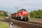 294 598 mit zwei Gterwagen bei der Ausfahrt am 18.05.2012 in Sulzbach Rosenberg Htte.