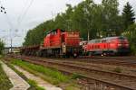 294 866-9 (V 90 remotorisiert) der DB Schenker Rail Deutschland AG kommt, am 16.07.2012 mit zwei leeren Drehgestellflachwagen fr den Transport von Blechtafeln (Slps-u 725), in Kreuztal an. 
Die Lok wurde 1973 bei MaK unter der Fabr.-Nr. 1000641 gebaut und als 290 366-4 geliefert. Die Ausrstung mit Funkfernsteuerung und Umbezeichnung in 294 366-0 erfolgte 1999, die Remotorisierung mit MTU-Motor 8V 4000 R41 und Umbezeichnung in die heutige Nr. 294 866-9 erfolgte dann 2007. Hinten sind 225 117-1 und 225 018-1 abgestellt.