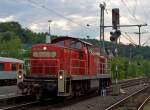 294 865-1 (V90 remotorisiert) der DB Schenker rangiert am 15.08.2012 in Betzdorf (Sieg), hier hat sie gerade Sh 1 und das Haltegebot fr Rangierfahrten ist aufgehoben. Bei diesem Hauptsignal mit zwei roten Lichtern verlischt beim Aufleuchten des Signals Sh 1 ein rotes Licht. Die Lok wurde 1973 bei MaK unter der Fabriknummer 1000640 als 290 365-6 fr die DB gebaut, 1999 Umzeichnung in 294 365-2, 2007 Remotorisierung mit MTU-Motor und Umzeichnung in 294  865-1.