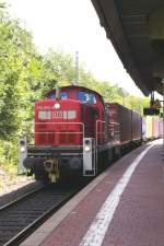 Containerzug-Durchfahrt mit 294 862-8 auf dem Bahnsteig 10 Kassel-Wilhelmshhe am 25.8.2012.