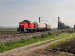 Die 294 710 mit einem Gterzug am 10.10.2012 unterwegs bei Langenisarhofen.