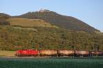 Vor der Kulisse der Burg Teck schiebt 294 851-1 am 22.6.2012 einen Gterzug nach Oberlenningen nach. Eine Minute nach der Zugdurchfahrt war das Licht dann voll weg. Aufgenommen zwischen Dettingen und Owen.