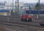 Am trben 06.04.2013 rangiert 294 651 im Bereich des Vlklinger Rangierbahnhofes fr die Saarstahl AG. Das Parkhaus des Globus Handelshofes bietet bei schlechtem Wetter Schutz und einen schnen Ausblick auf die Bahnanlagen.