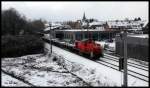 Vor baulich verändertem Hintergrund fährt am 30.1.2015 DB 294878 mit einem kurzen Güterzug aus Georgsmarienhütte kommend in Hasbergen nach Osnabrück.