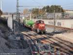 294 745 rangierte am 3.11.14 mit einem Güterzug in Erlangen zwischen dem Hauptbahnhof und Bruck. Die Strecke wird derzeit von zwei auf vier Gleise erweitert und wirkt wie eine einzige große Baustelle.