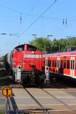 Diesellokomotive 294 955-0 mit einem Güterzug, bestehend aus zwei Waggons, begegnet am 7.Juni 2015 im Bahnhof Ehlershausen zwischen Celle und Lehrte der S6 der S-Bahn Hannover, die sich auf dem Weg nach Celle befindet. 