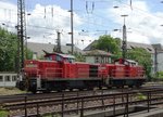 DB Cargo 294 586-3 und 294 819-8 am 18.06.16 in Koblenz von einen Gehweg aus fotografiert