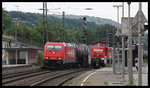 185631 HGK begegnet mit einem Tankzug am Haken am 29.7.2016 um 17.26 Uhr im Bahnhof Brackwede der verkehrsbedingt haltenden 294882 der DB.