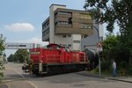 294 695-2 schiebt die zweite Ladung voller Kesselwagen zum Entladen in das Tanklager eines Heizölhändlers in Ulm-Donautal (22.07.2016).