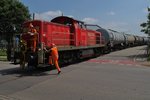 Kurz nach der Abfahrt im Tanklager eines Heizölhändlers hat 294 695-2 am 22.07.2016 die erste Ladung entleerter Kesselwagen am Haken, um diese zu einem Rangiergleis im Industriegebiet Ulm-Donautal zu ziehen.