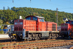 
Die 294 800-8 (98 80 3294 800-8 D-DB) eine remotorisierte V90 der DB Cargo AG, ex DB 294 300-9, ex DB 290 300-3, abgestellt am 16.10.2016 in Kreuztal.

Die Lok wurde 1971 bei Jung, Jungenthal bei Kirchen a.d. Sieg unter der Fabriknummer 14146 als 290 300-3 für die DB gebaut, 1997 erfolgte der Umbau auf Funkfernsteuerung und Umzeichnung in 294 300-9. 

Die Remotorisierung mit einem MTU-Motor 8V 4000 R41, Einbau  einer neuen Lüfteranlage, einem neuen Luftpresser und Ausrüstung mit dem Umlaufgeländer erfolgten 2002 bei der DB Fahrzeuginstandhaltung GmbH im Werk Cottbus. Daraufhin erfolgte die Umzeichnung in 294 800-8.

Technische Daten:
Achsanordnung: B'B'
Spurweite: 1.435 mm
Länge über Puffer: 14.320 mm
Breite: 3.100 mm
Drehzapfenabstand: 7.000 mm
Gesamtachsstand: 9.500 mm
Höchstgeschwindigkeit: 80 km/h Streckengang / 40 km/h Rangiergang 
kleinste Dauergeschwindigkeit: 9 km/h Streckengang / 3 km/h Rangiergang

Motorhauptdaten (Quelle: MTU):
Motorbauart: MTU 8-Zylinder-Diesel-V-Motor 90° mit Common-
Rail-Einspritzsystem, Abgas-Turbolader und Ladeluftkühlung
Motortyp:   8V 4000 R41 
Nennleistung:  1000 kW / 1341 PS (gedrosselt)
Drehzahl max.:  1800  1/min   
Bohrung/Hub: 165/190 mm
Hubraum: 32,5l
Kraftstoffverbrauch bei Nennleistung: 249,4 l/h
Abgas-Emission :   UIC Kodex 624V, Stufe II
Länge: 1.915 mm
Breite: 1.380 mm
Höhe: 1.800 mm
Gewicht (trocken): 4.700 kg

Getriebe und Leistungsübertragung:
Das hydraulische Getriebe von Voith hat zwei Wandlergänge. Ein mechanisches Nachschaltgetriebe ermöglicht die Wahl zwischen einem Schnell- und einem Langsamgang sowie den Wechsel der Fahrtrichtung. Um feinfühlige Langsamfahrten zu ermöglichen, hat das Getriebe eine stufenlos regelbare Wandlerteilfüllung.
Die Leistungsübertragung auf die Achsgetriebe erfolgt dann über Gelenkwellen.