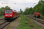 Während 245 012 ihren Regionalzug in Richtung München Hbf schiebt, muss 294 826-3 am Signal warten.