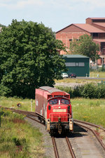 294 597 bedient ein Anschlussgleis im niedersächsischen Peine.
Aufnahmedatum: 19. Juli 2012.