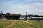 Eine unbekannte DB-294 zieht die Übergabe nach Euskirchen über die Südbrücke bzw.