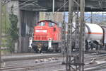 Ein Güterzug der DB durchfährt Gleis 10 des Kassel-Wilhemshöher Bahnhofes. 294 686-1  12.04.2022