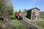 DB 294571-5 passiert hier am 20.4.2022 um 11.51 Uhr mit einem kurzen Güterzug auf dem Weg zum Stahlwerk in Georgsmarienhütte das alte Pumpenhaus am Augustaschacht in Hasbergen Ohrbeck.
