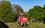 294 595 schiebt ihren Wagen zum Kunden, Bühl Industriegleis 22.4.26