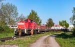 294 595 stellt die neuen Wagen für die Firma Straub, Bühl Industriegleis 22.4.26