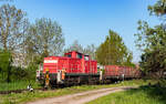 294 595 zieht Wagen von der Firma Straub ab, Bühl Industriegleis 22.4.26.
