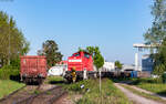 294 595 stellt die neuen Wagen für die Firma Straub, Bühl Industriegleis 22.4.26