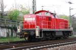 Die 294 882-6 beim verlassen des begehbaren Bereich des Bahnhof Bielefeld-Brackwede am Abend des 16.04.2009.