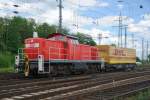  Sparsame  bergabe an die Post: Nur einen Wagen fr die DHL  hatte 294 706-7 am 18.05.2009 aus Gremberg Gbf zu berbringen...