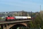 294 715-8 hat die Fahrt mit ihrer bergabe gerade begonnen und berquert das Viadukt zwischen Wuppertal -  Zoologischer Garten und Wuppertal - Sonnborn.